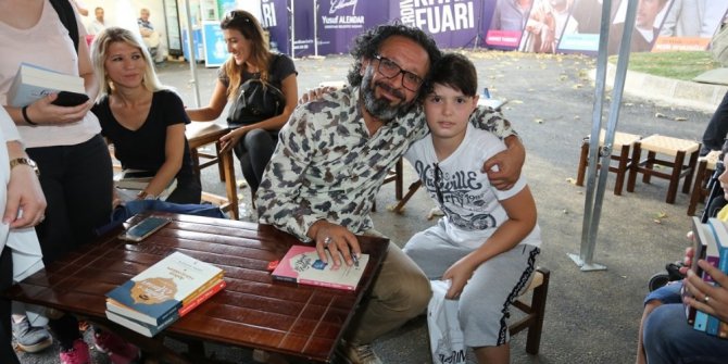 Yazar Yağmur imza ve söyleşi gününe katıldı