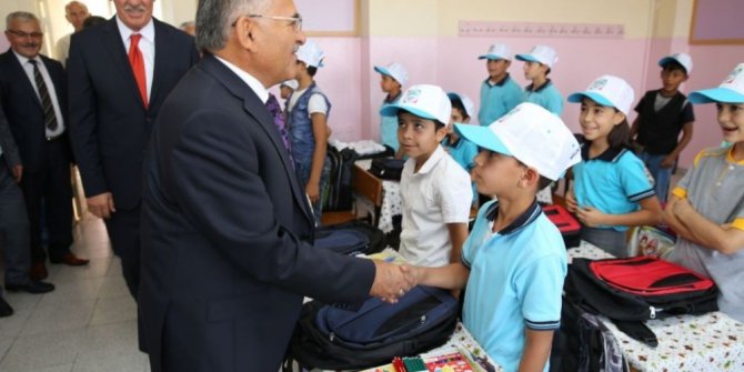 Melikgazi’den okullara kırtasiye ve çanta yardımı