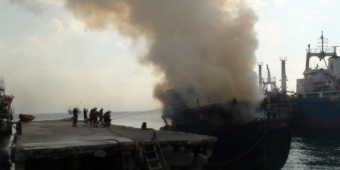 Kartal sahilinde demirli icralık gemide yangın
