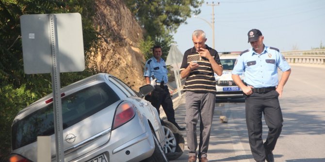 Virajı alamayan otomobil karşı şeride geçti: 1 yaralı