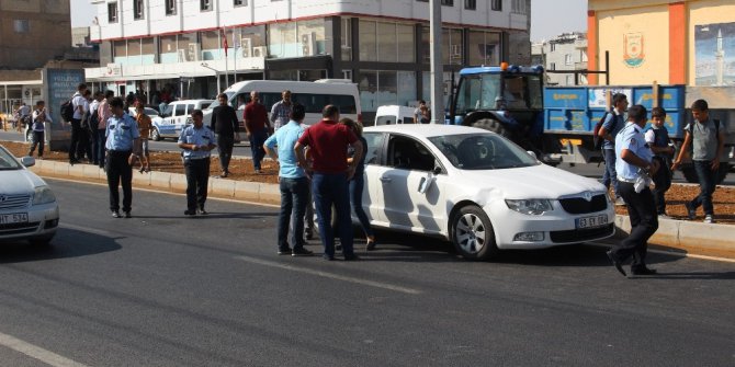 Anne ile oğluna otomobil çarptı