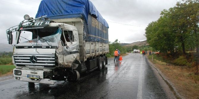 Tokat’ta Tır’la Kamyon Çarpıştı: 2 Yaralı
