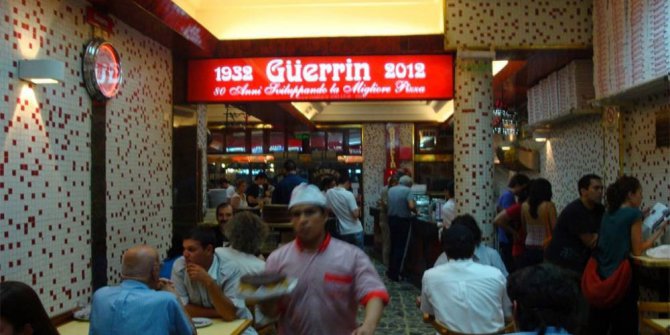 Polis kıyafetli kişiler pizzacı dükkanını soydu