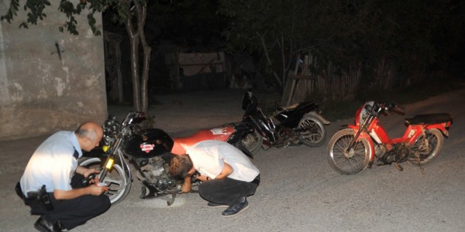 Polisi görünce motosikletleri bırakıp kaçtılar