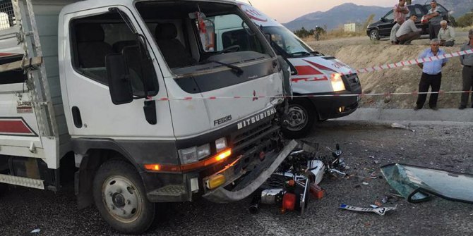 Kamyonet iki motosiklete çarptı: 2 ölü