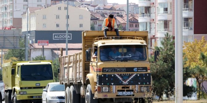 Yozgat’ta kamyon üzerinde tehlikeli yolculuk