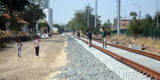 Tren yolu üzerinde tehlikeli okul yolculuğu