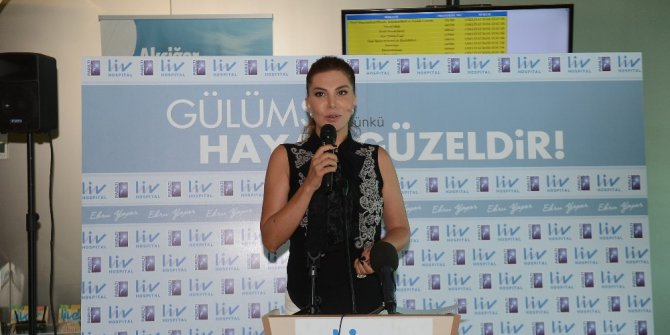 Ünlü sanatçı Ebru Yaşar ile görme engelli çocukların geleceği renkleniyor