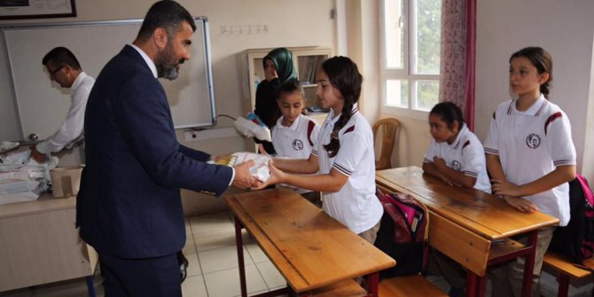 Payas’ta öğrencilere zeka oyun seti ve kitap seti dağıtıldı