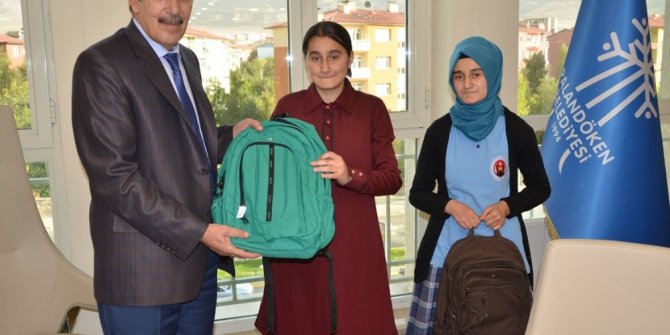 Palandöken Belediyesi öğrencilere kırtasiye yardımında bulundu