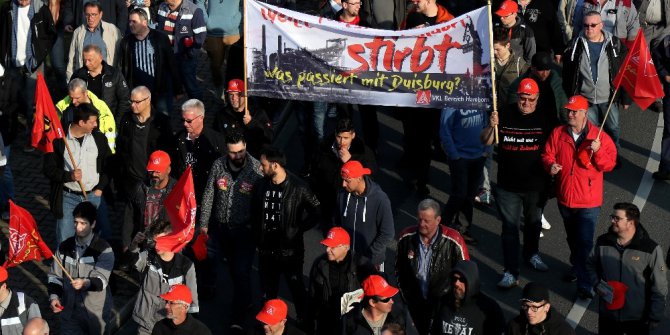 Alman çelik işçileri birleşme kararını protesto için yürüdü