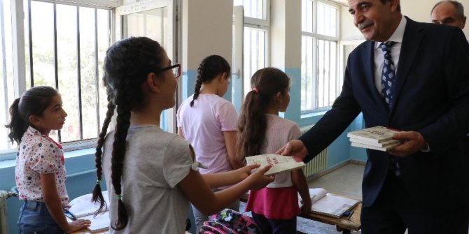 Haliliye’den kırtasiye yardımı