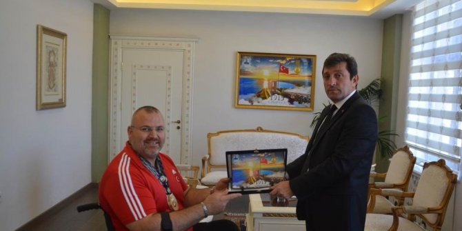 Vali Orhan avlı, başarılı milli sporcuyu tebrik etti