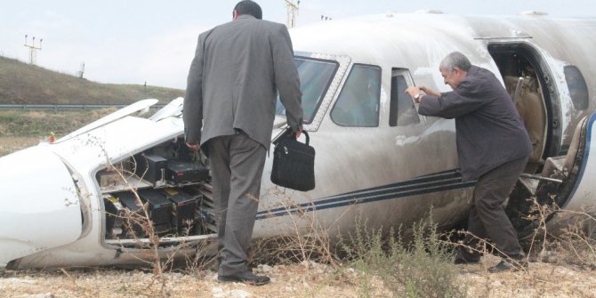 Uçak kazası sonrası inceleme ekibi olay yerinde