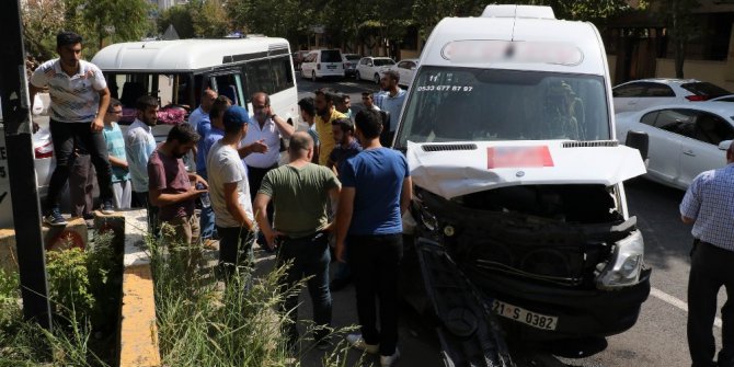 Okul servisi ile yolcu minibüsü çarpıştı: 3’ü öğrenci 7 yaralı
