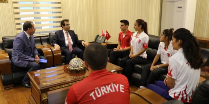 Vali Güzeloğlu, uluslararası müsabakalarda dereceye giren öğrencilere ödül verdi