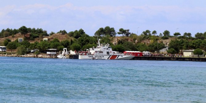 Kandıra’da alabora olan tekneden kurtarılanlar kıyıya getirildi