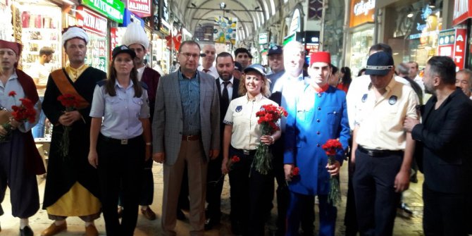 Zabıtadan Kapalıçarşı esnafına karanfil