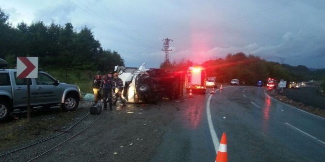 Tanker İle Kamyonet Çarpıştı: 1 Ölü