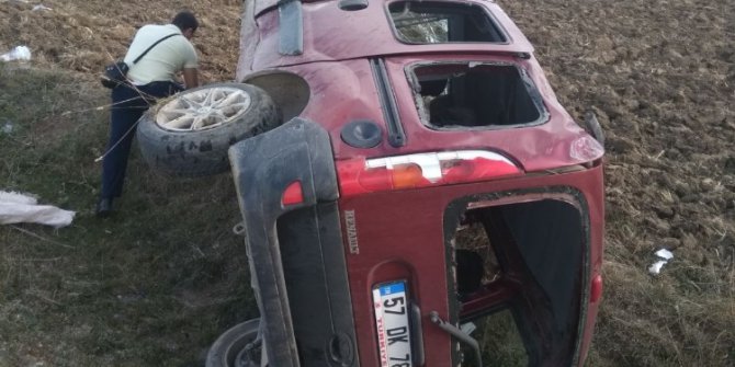 Yoldan çıkan hafif ticari araç tarlaya uçtu: 1 yaralı