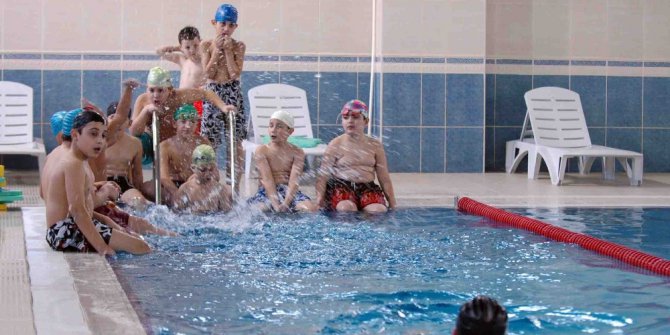 Bağcılar’da öğrenciler havuzlardan ücretsiz yararlanıyor