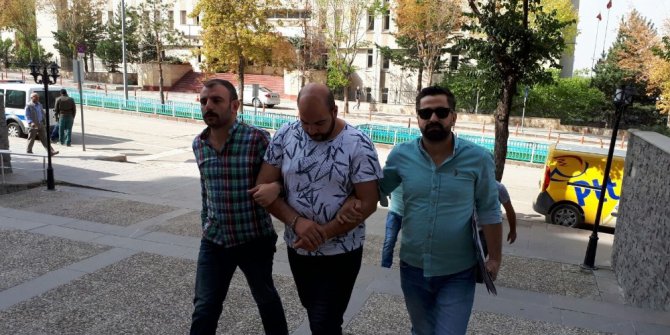 Kiracı oldukları evi satmak isterken suçüstü yakalandılar