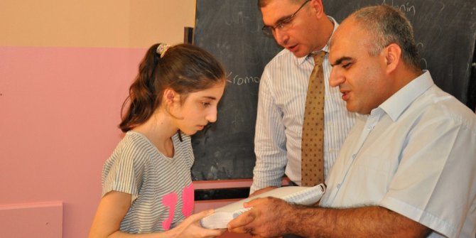 Görme engelli öğrencilere kabartmalı hikaye kitapları dağıtıldı