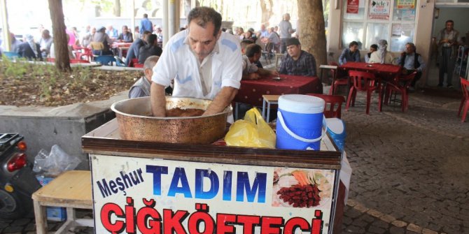 9 yıldır sokaklarda çiğ köfte yoğurarak geçimini sağlıyor