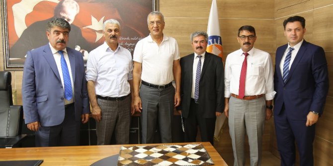 Niğde belediye başkanları Neşet Tarhan’ı ziyaret etti