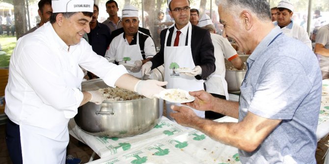 Fadıloğlu, esnafa pilav ikram etti