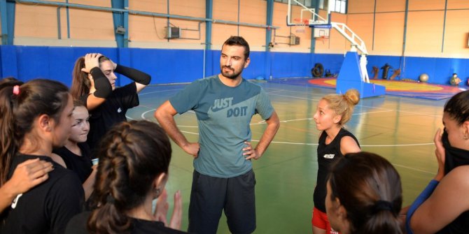 Bozüyük Belediyesi voleybol takımı çalışmalarına devam ediyor