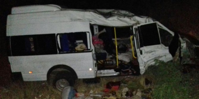 Tarım işçilerini taşıyan minibüs yoldan çıktı: 17 yaralı
