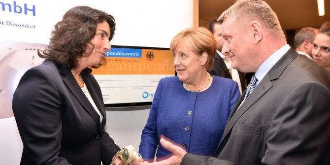 Merkel’den dünyaca ünlü yapay kalp cerrahı Türk doktora övgüler