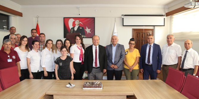 Belediye personelinden Başkan Özakcan’a doğum günü sürprizi