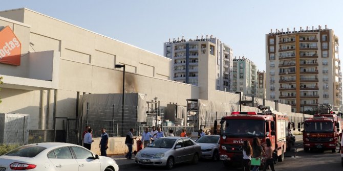 AVM’de yangın paniğe neden oldu