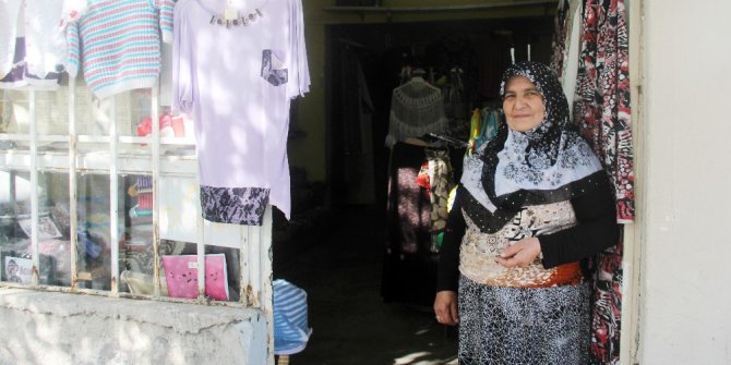 Küçük dükkanında kazandığı parayla kanser olan eşine bakıyor