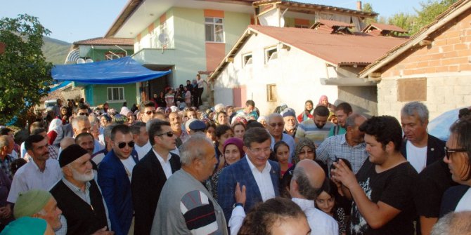 Eski Başbakan Davutoğlu’na eşinin köyünde yoğun ilgi
