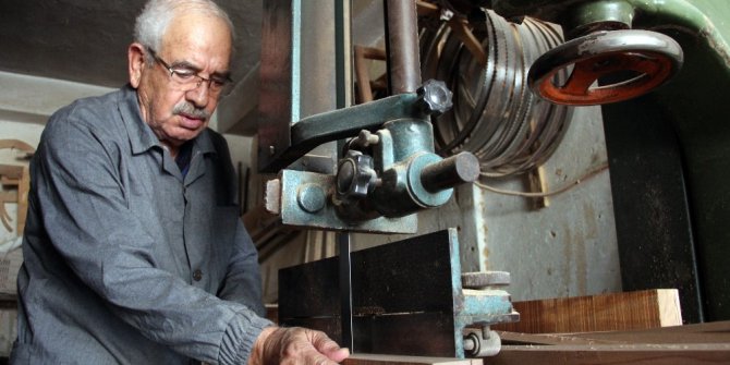 81 yaşındaki marangoz ustası 69 yıldır hiç durmadan çalışıyor