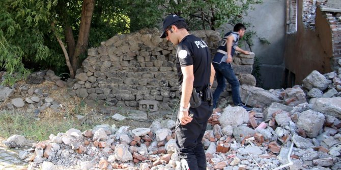 Polis metruk binaları didik didik arıyor