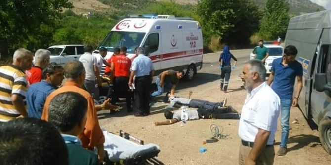 Otomobil İle Minibüs Çarpıştı: 3 Yaralı