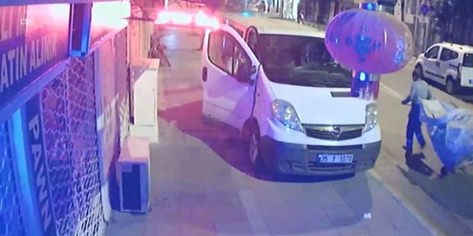 Aracın camını kıran hırsızın rahat tavırları kamerada