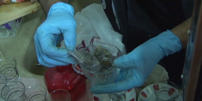 Çay bardaklarından esrar çıktı