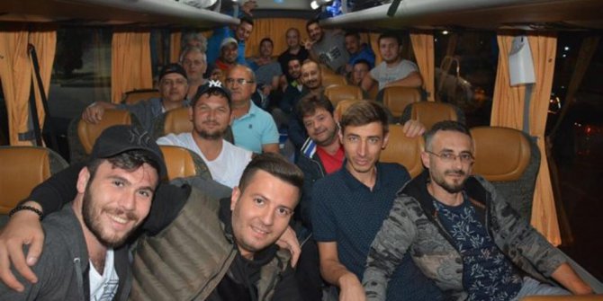 Bilecikli amatör balıkçılardan oluşan 23 kişi Cunda Adası’na avlanmaya gitti