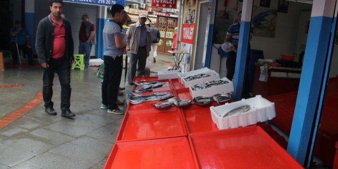 Fırtına nedeniyle balıkçı tezgahları boş kaldı