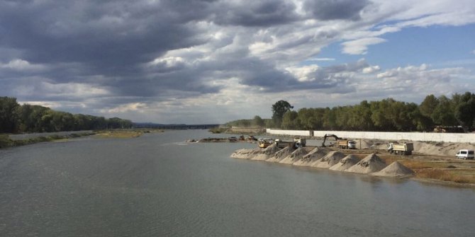 Meriç Nehri’nde yatak temizleme çalışmaları devam ediyor