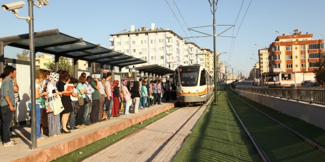 Tramvay duraklarının birleştirilmesi yolcu kapasitesini arttırdı