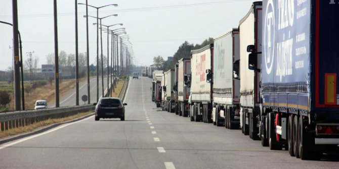 Kapıkule’de 12 kilometre tır kuyruğu