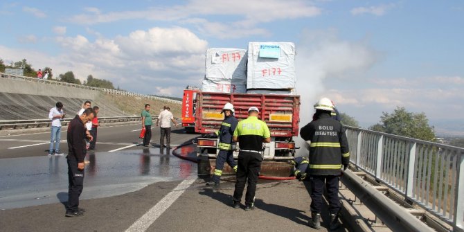 Tırda çıkan yangın otoyolda trafiği durdurdu