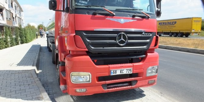 Burhaniye’de yağ tankerinin çarptığı otomobilin sürücüsü yaralandı