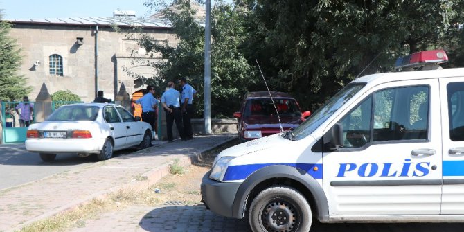 Cami avlusunda bıçaklı kavga: 2 yaralı